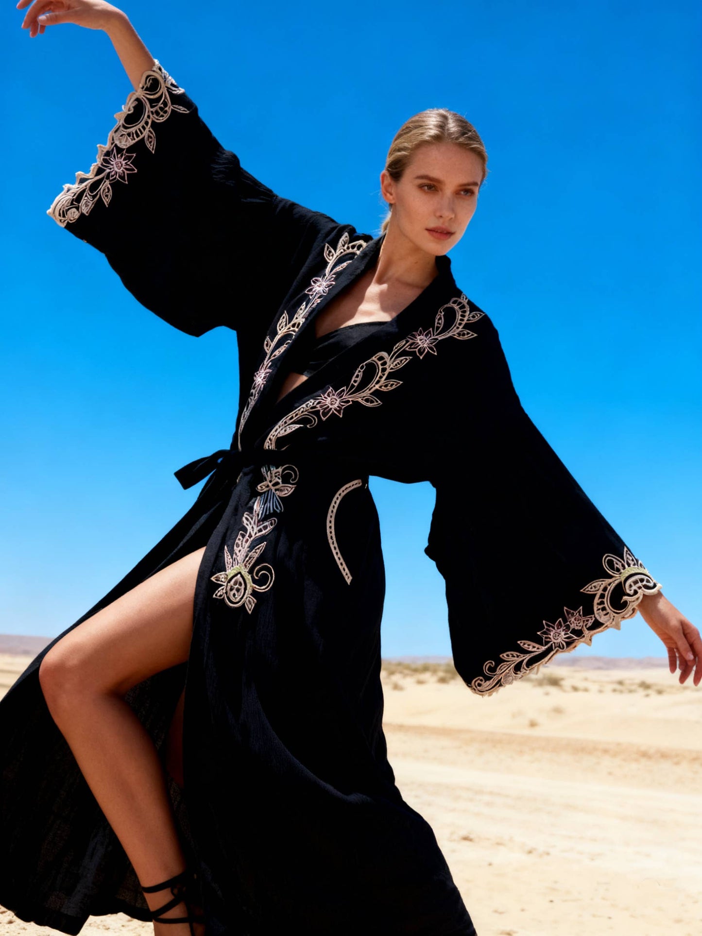 Prachtige kimono-jurk met opengewerkte borduursels