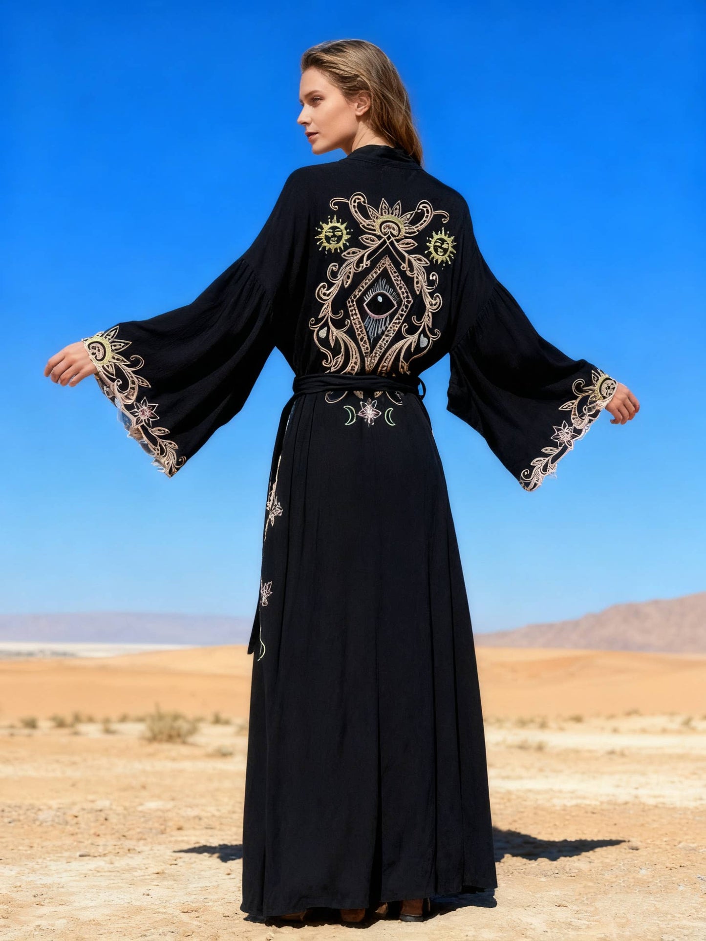 Prachtige kimono-jurk met opengewerkte borduursels