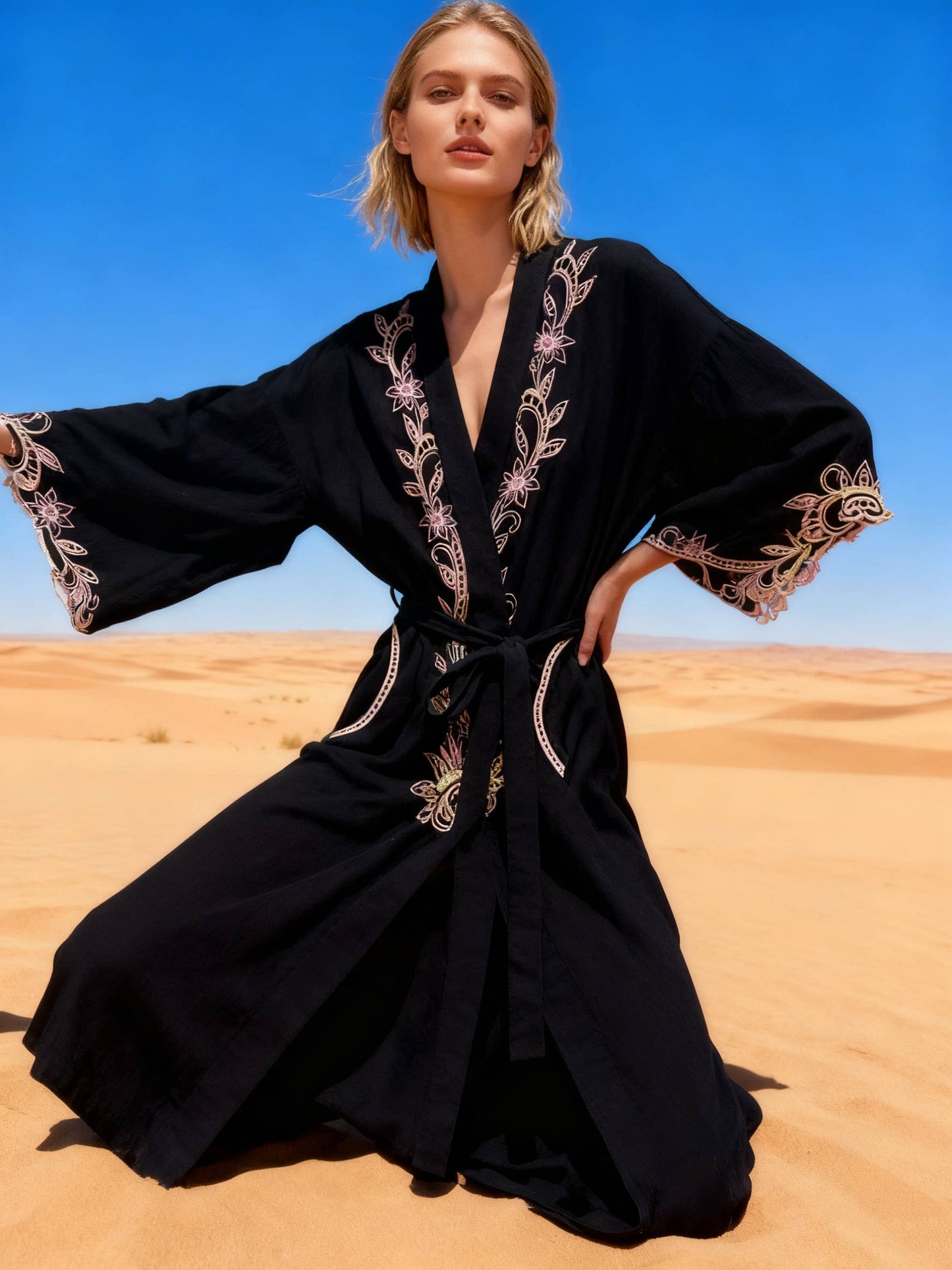 Prachtige kimono-jurk met opengewerkte borduursels
